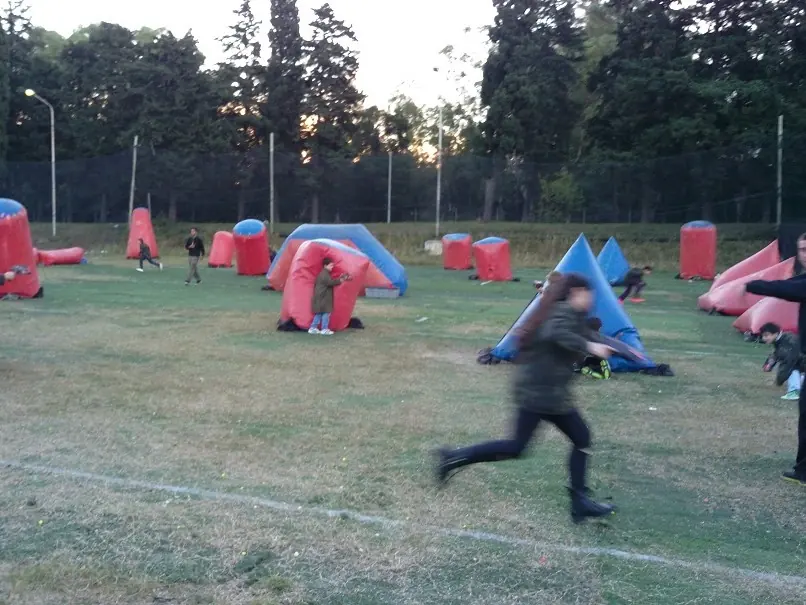 Chicos corriendo entre los inflables del escenario Speed durante un juego