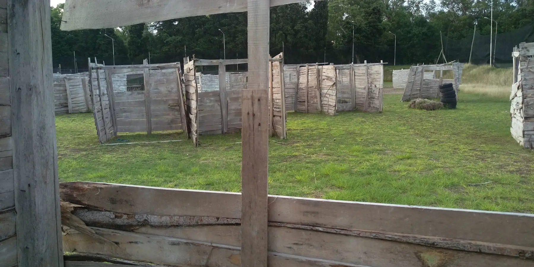 Escenario Favela del campo de La Tablada, con sus casillas de madera