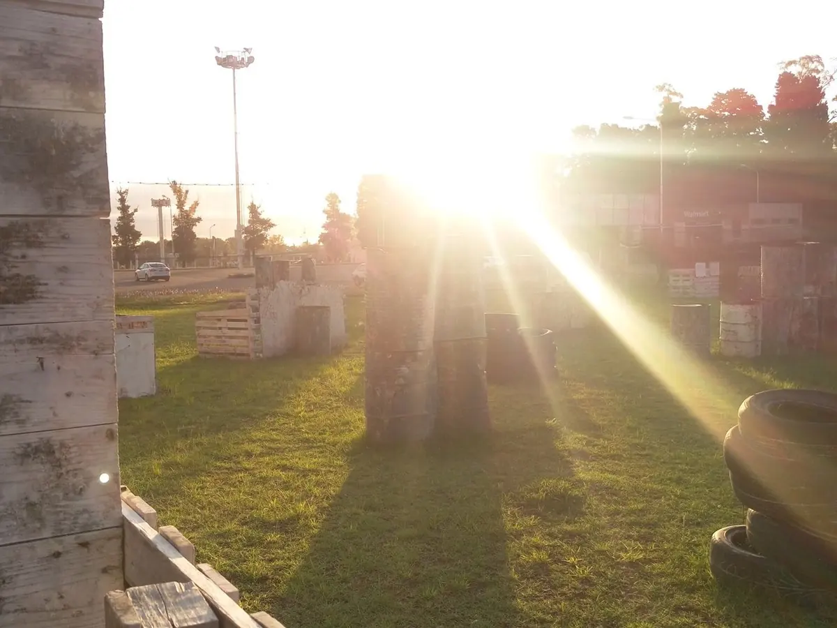 Escenario Recon al atardecer, con el sol entre las casillas de madera