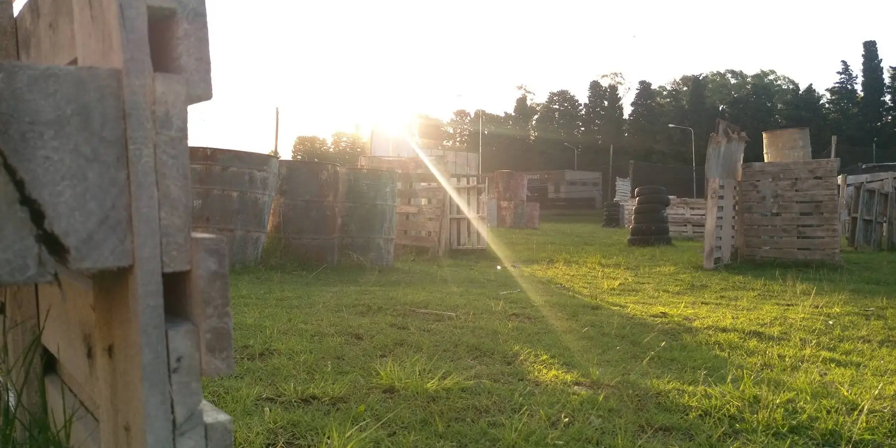 Escenario Recon del campo de La Tablada al atardecer