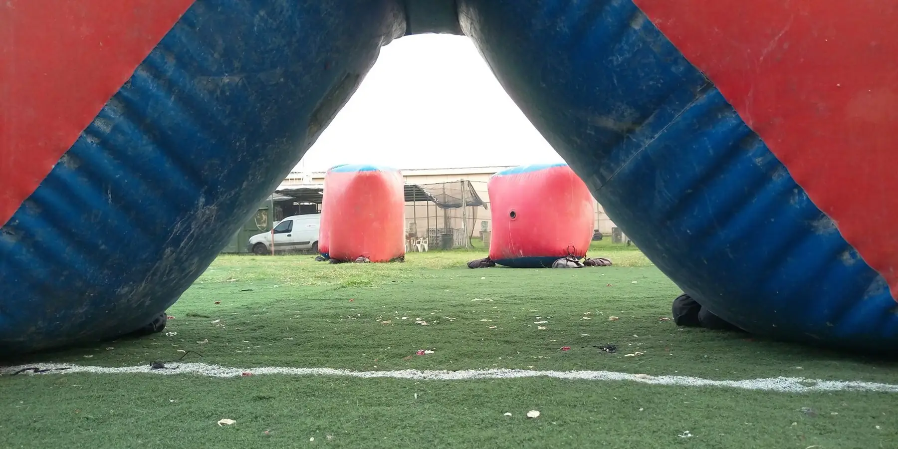Obstáculos inflables del escenario Speed vistos desde abajo de un inflable